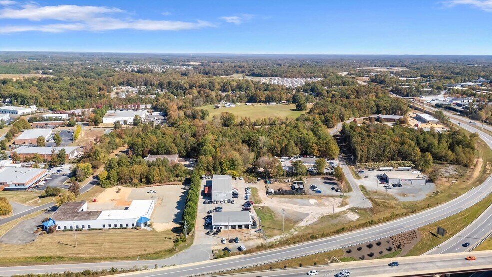 2023 Richard Baker Dr, Stallings, NC à louer - Photo du bâtiment - Image 2 de 4