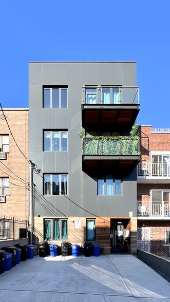 5615 Van Cleef St, Flushing, NY for sale - Primary Photo - Image 1 of 13