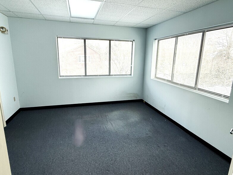 15R Hartford Ave, Granby, CT à louer - Photo du bâtiment - Image 3 de 5