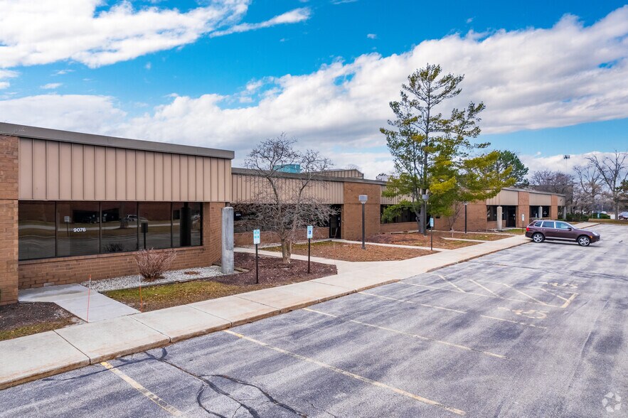 9050-9088 N Deerbrook Trl, Brown Deer, WI à vendre - Photo du bâtiment - Image 3 de 6