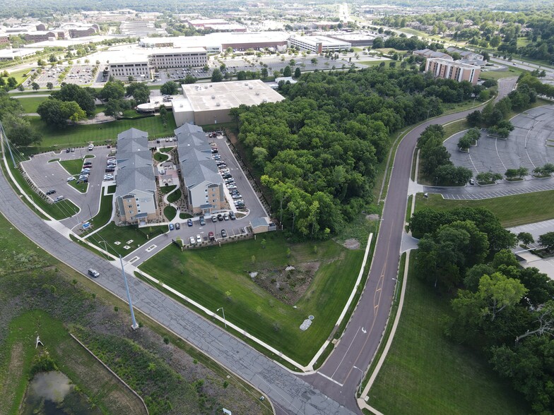 112th & Glenwood, Overland Park, KS for sale - Building Photo - Image 1 of 1