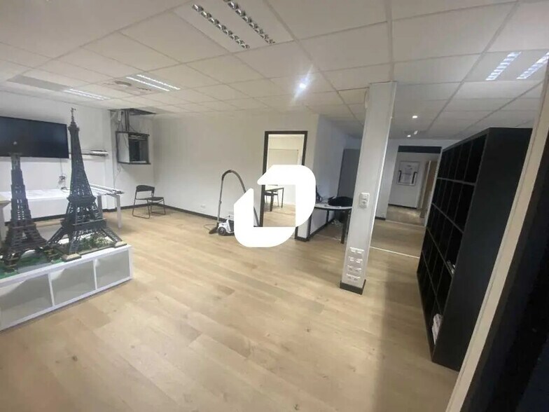 Office in Le Haillan for lease - Interior Photo - Image 2 of 8