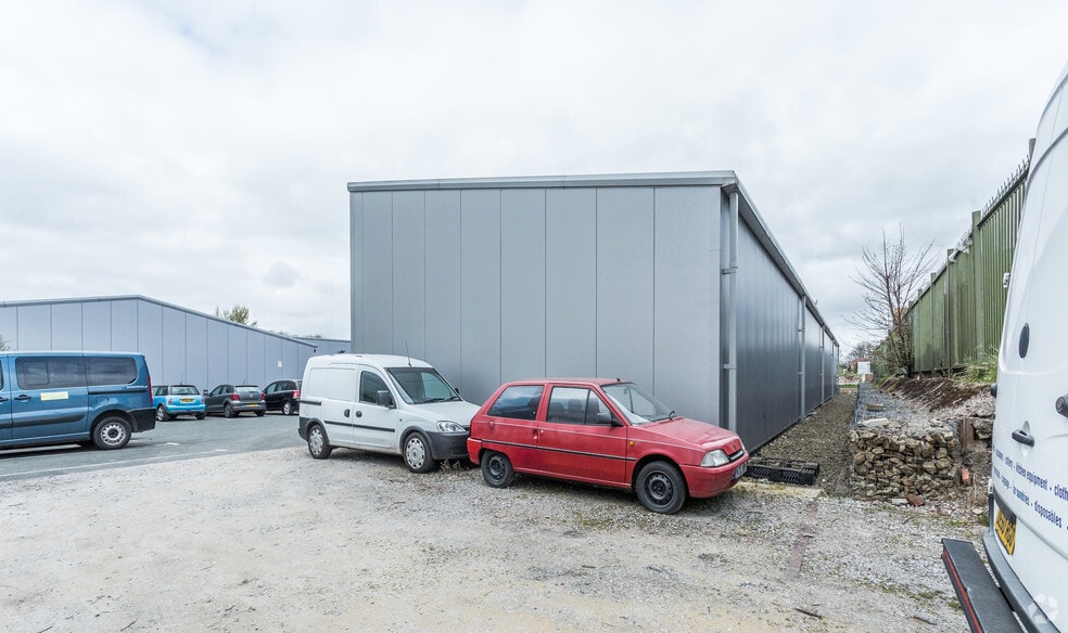 Broadway, Hyde for lease - Building Photo - Image 3 of 3