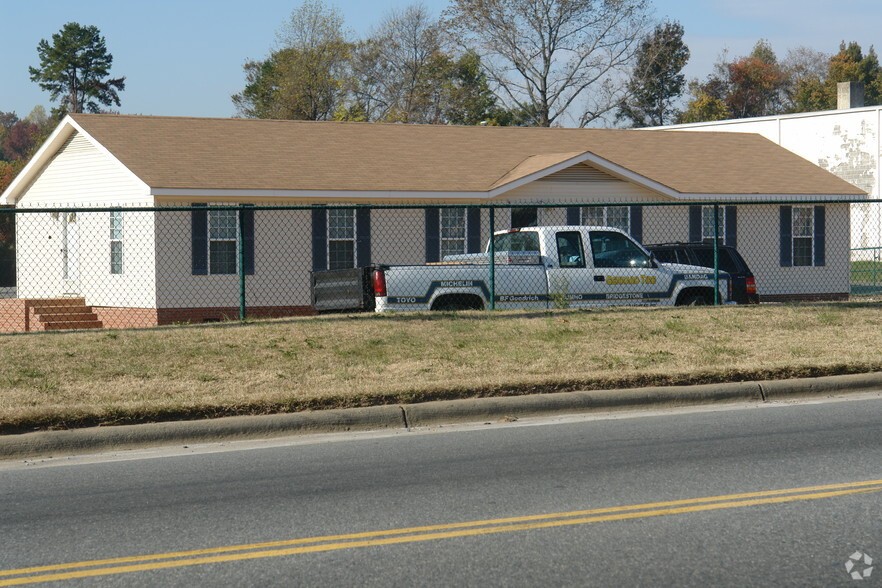 227 Atando Ave, Charlotte, NC for lease - Building Photo - Image 2 of 5