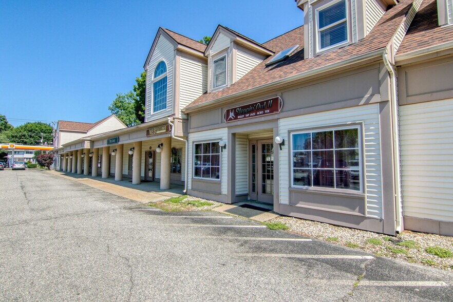 200 Center St, Ludlow, MA à vendre - Photo du bâtiment - Image 2 de 4