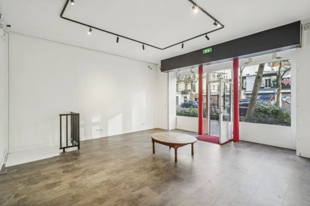 Retail in Paris for lease Interior Photo- Image 1 of 4