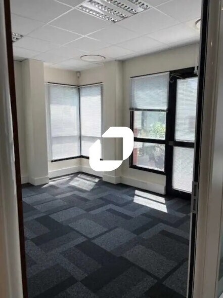 Office in Saint-Ouen-sur-Seine for lease - Building Photo - Image 3 of 12