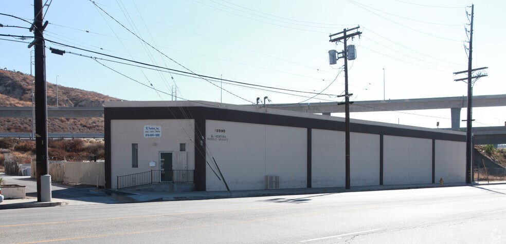 12595 Foothill Blvd, Sylmar, CA à louer - Photo du bâtiment - Image 2 de 4