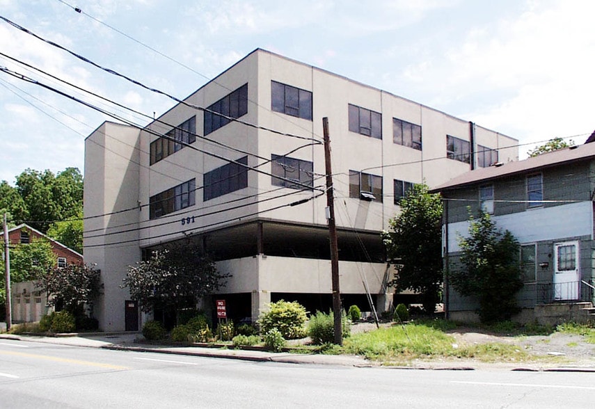 669 Broad Ave, Ridgefield, NJ for lease - Building Photo - Image 2 of 9