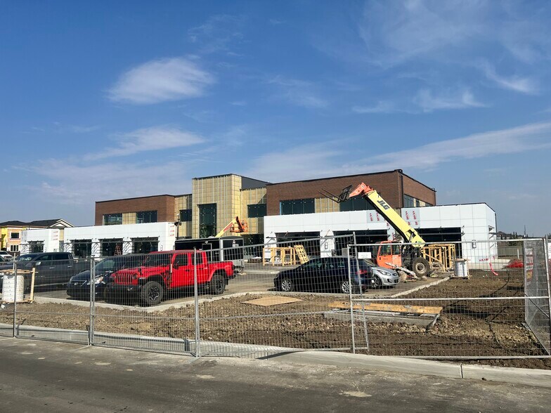 16715 - 16735 - 71 NW St, Edmonton, AB à louer - Photo du bâtiment - Image 2 de 4