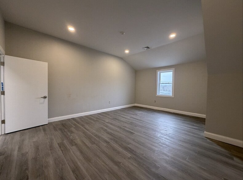 2 Peter Rd, Bristol, RI for lease - Interior Photo - Image 3 of 9
