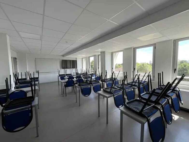 Office in Écully for lease - Building Photo - Image 3 of 14