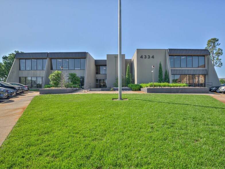 4334 NW Expressway, Oklahoma City, OK à louer - Photo du bâtiment - Image 2 de 7