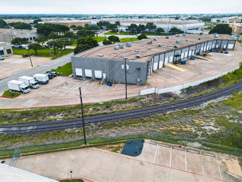805 W Carrier Pky, Grand Prairie, TX à louer - Photo du bâtiment - Image 3 de 3