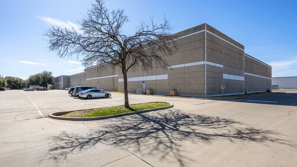 13700 Benchmark Dr, Farmers Branch, TX à louer - Photo du bâtiment - Image 3 de 4