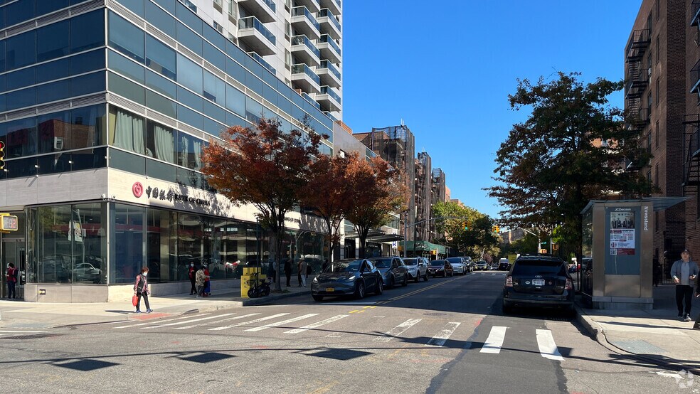 4235 Main St, Flushing, NY à vendre - Photo du bâtiment - Image 2 de 36