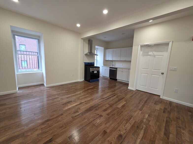 664 Bergen Ave, Jersey City, NJ à vendre - Photo du bâtiment - Image 3 de 11