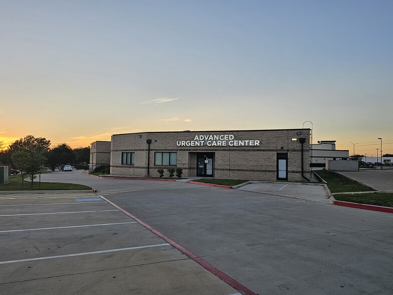 3690 W Wheatland Rd, Dallas, TX for lease - Building Photo - Image 2 of 4