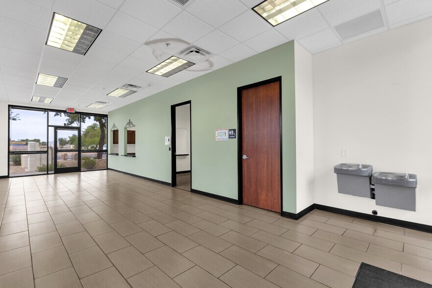 70 N McClintock Dr, Chandler, AZ à vendre - Photo du bâtiment - Image 3 de 22