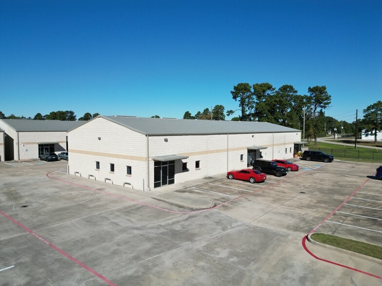 702 S Persimmon St, Tomball, TX à louer - Photo du bâtiment - Image 3 de 7