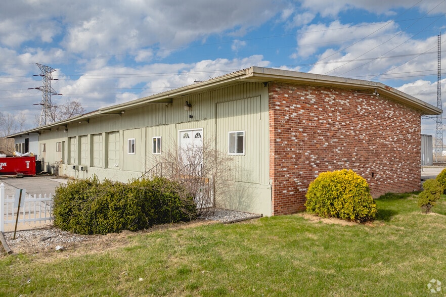 1045 Matzinger Rd, Toledo, OH for lease - Primary Photo - Image 1 of 8