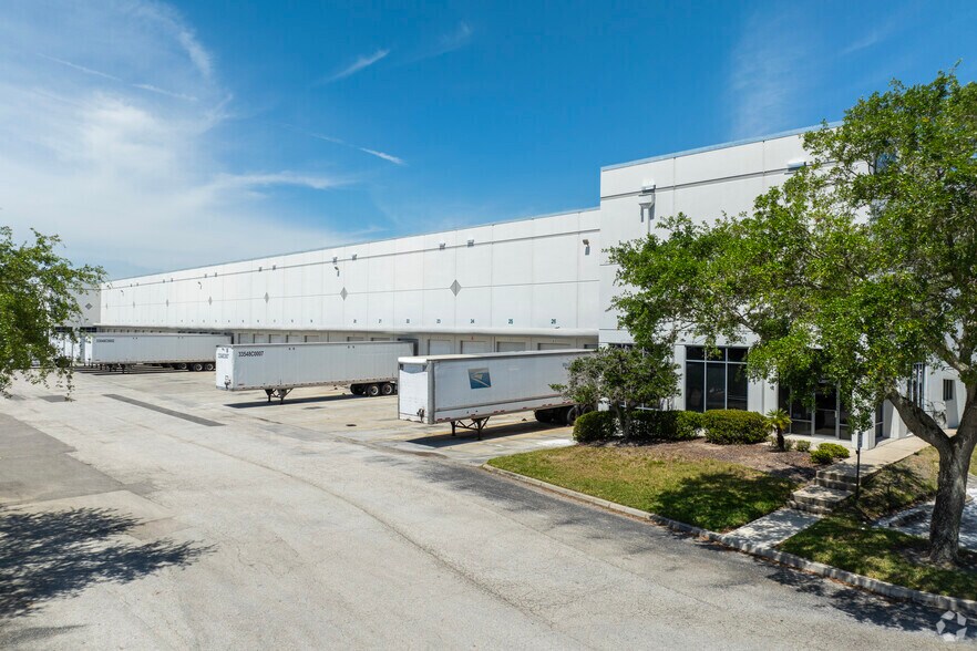 4720 Oak Fair Blvd, Tampa, FL à louer - Photo du bâtiment - Image 2 de 6