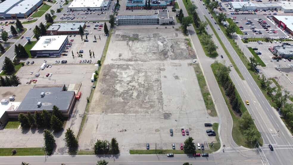 2929 50 Av, Red Deer, AB à vendre - Photo du bâtiment - Image 2 de 4