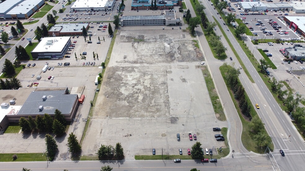 2929 50 Av, Red Deer, AB à vendre - Photo du bâtiment - Image 2 de 4