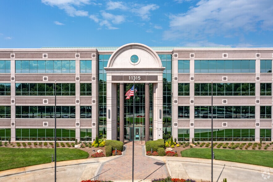 11315 Johns Creek Pky, Duluth, GA à louer - Photo du bâtiment - Image 2 de 10