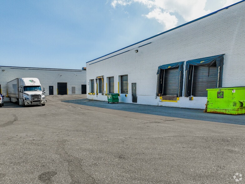 975 Mid-Way Blvd, Mississauga, ON for lease - Building Photo - Image 2 of 2