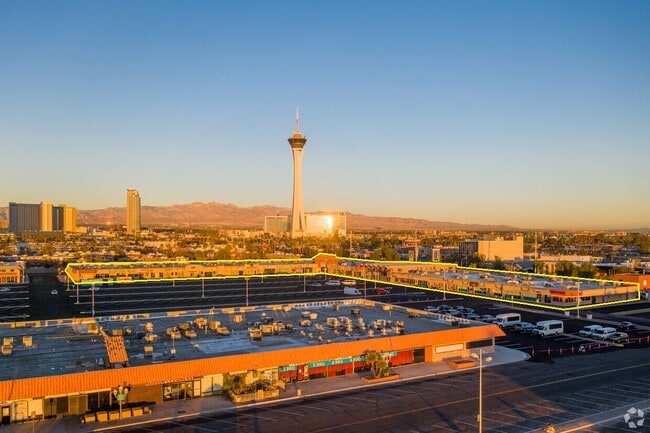 Plus de détails pour 953 E Sahara Ave, Las Vegas, NV - Commerce de détail à louer