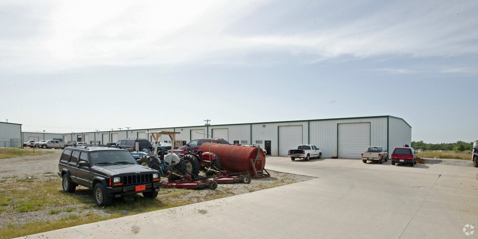 208 E 5th St, Owasso, OK à louer - Photo du bâtiment - Image 2 de 6