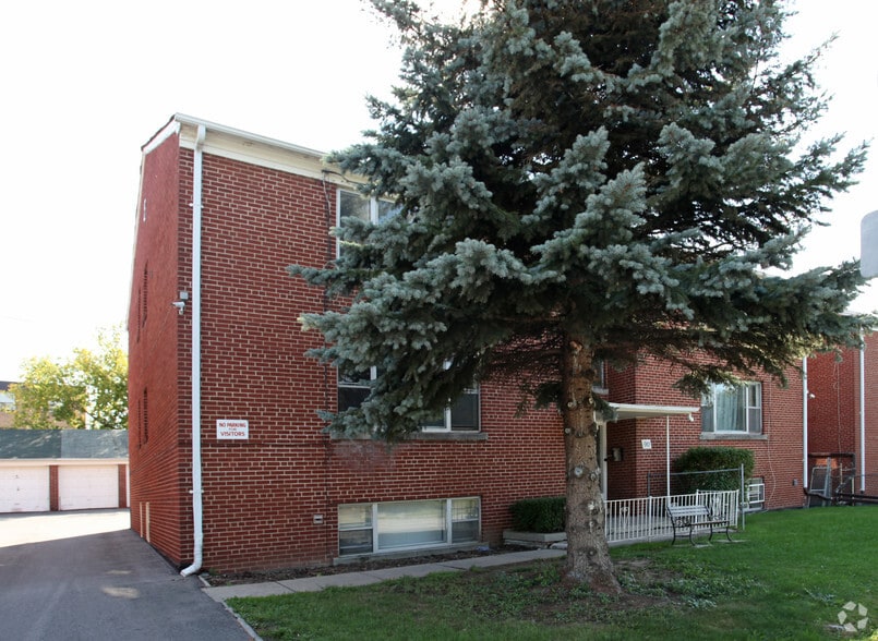 90 Trethewey Dr, Toronto, ON à vendre - Photo du bâtiment - Image 2 de 2