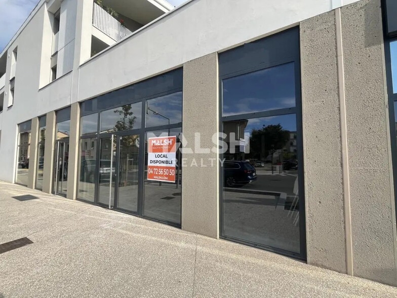 Retail in Saint-Laurent-de-Mure for lease - Building Photo - Image 1 of 5