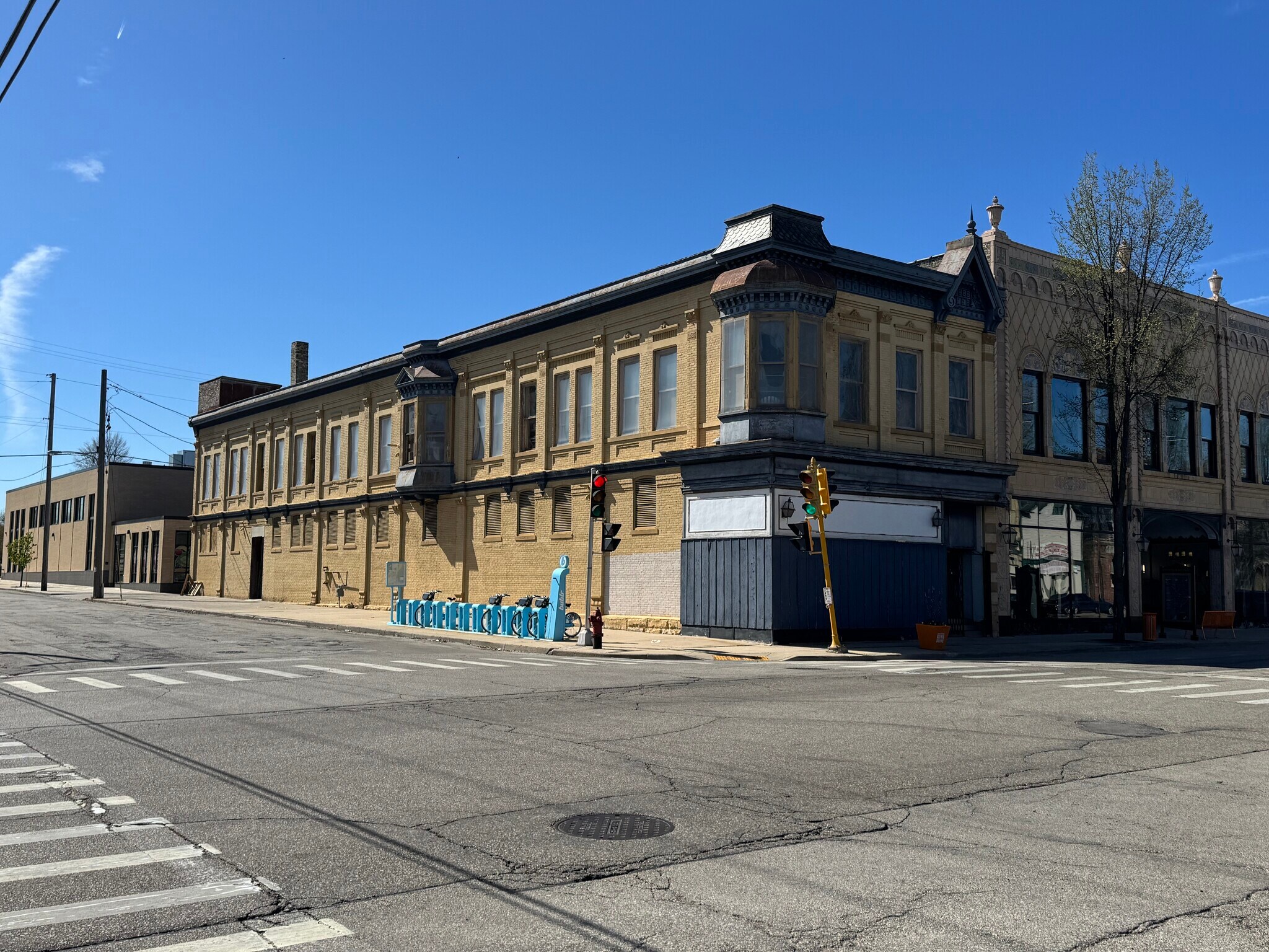 2001-2003 N Martin Luther King Jr Drive, Milwaukee, WI à vendre Photo du bâtiment- Image 1 de 14