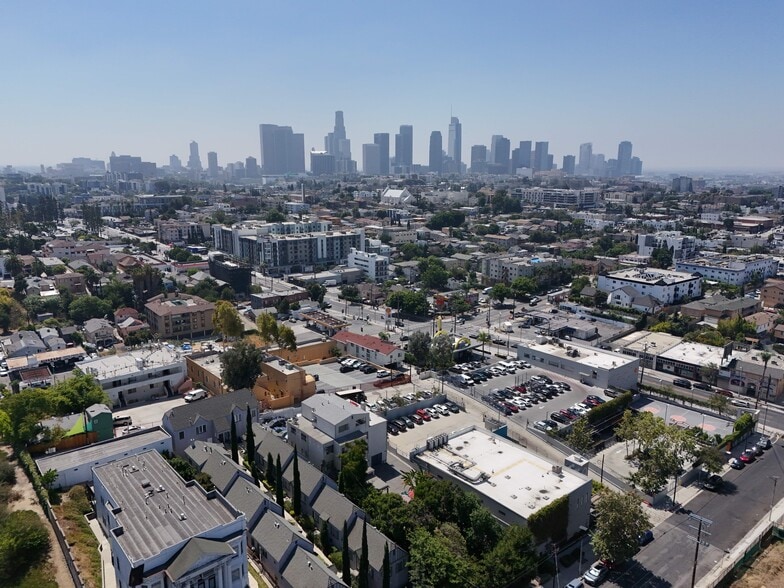 434 N Lake St, Los Angeles, CA à vendre - Photo du bâtiment - Image 3 de 10