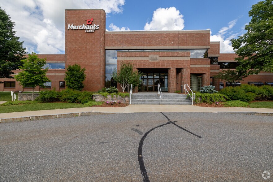 14 Central Park Dr, Hooksett, NH à louer - Photo du bâtiment - Image 3 de 32