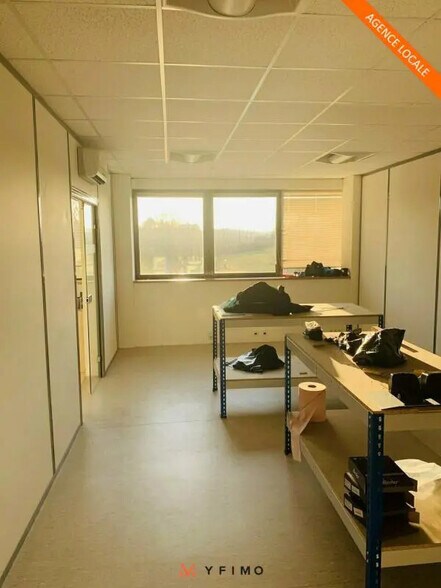 Flex in Poissy for lease - Interior Photo - Image 3 of 5