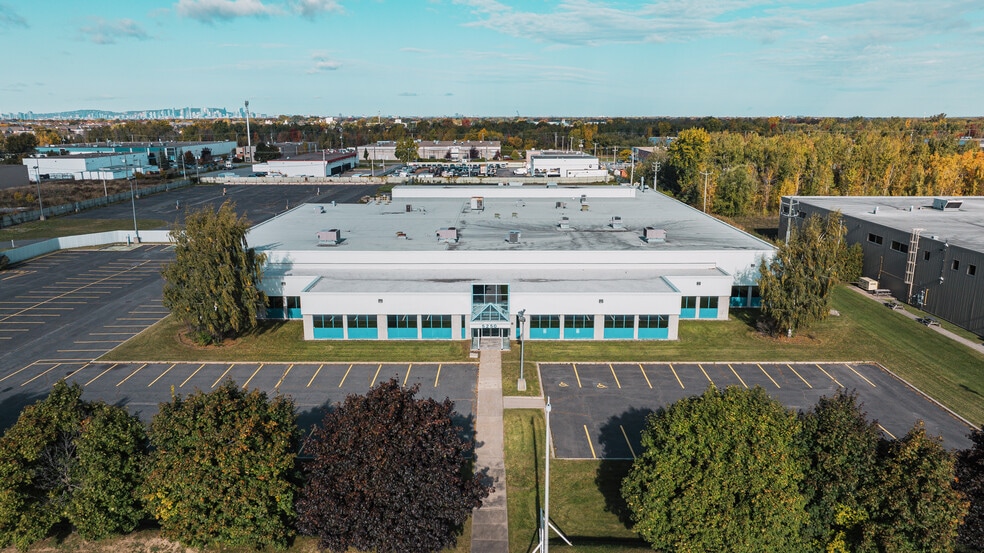 5250 Rue Armand-Frappier, Saint-hubert, QC à louer - Photo du bâtiment - Image 2 de 5
