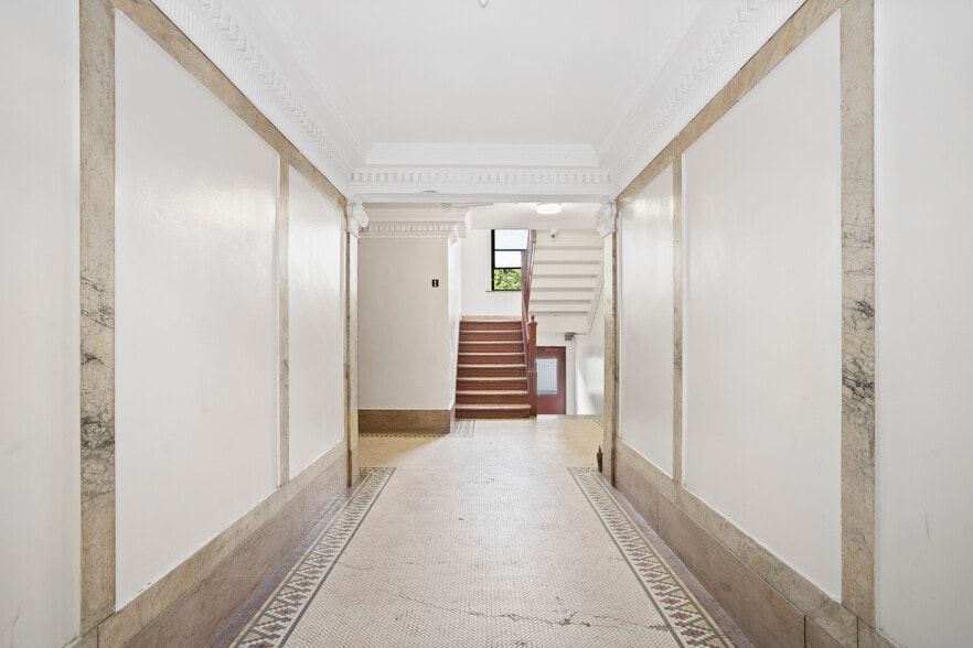 36-52 35th St, Long Island City, NY for sale - Interior Photo - Image 3 of 11