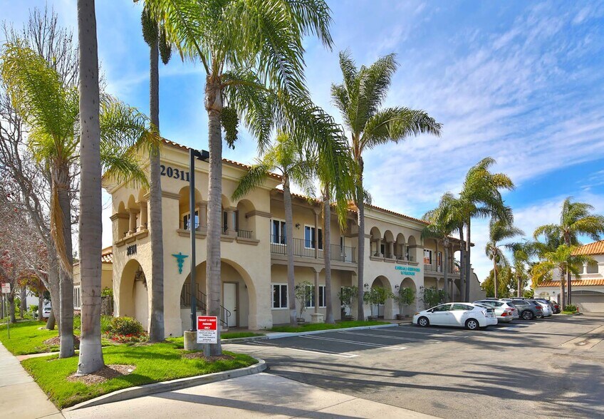 20311 SW Acacia St, Newport Beach, CA à louer - Photo du bâtiment - Image 3 de 3
