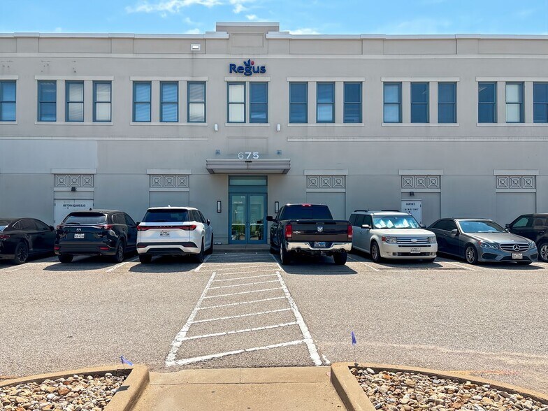 675 Town Square Blvd, Garland, TX à louer - Photo du bâtiment - Image 3 de 16