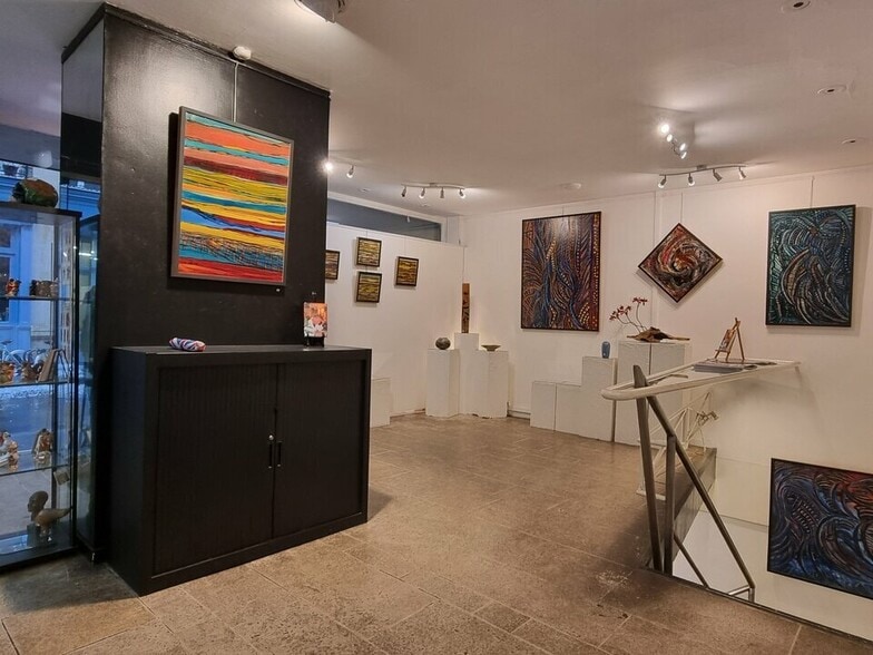 Retail in Paris for lease - Interior Photo - Image 2 of 10