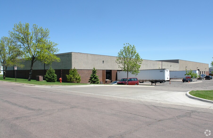 9601 Newton Ave S, Bloomington, MN à louer - Photo du bâtiment - Image 3 de 3