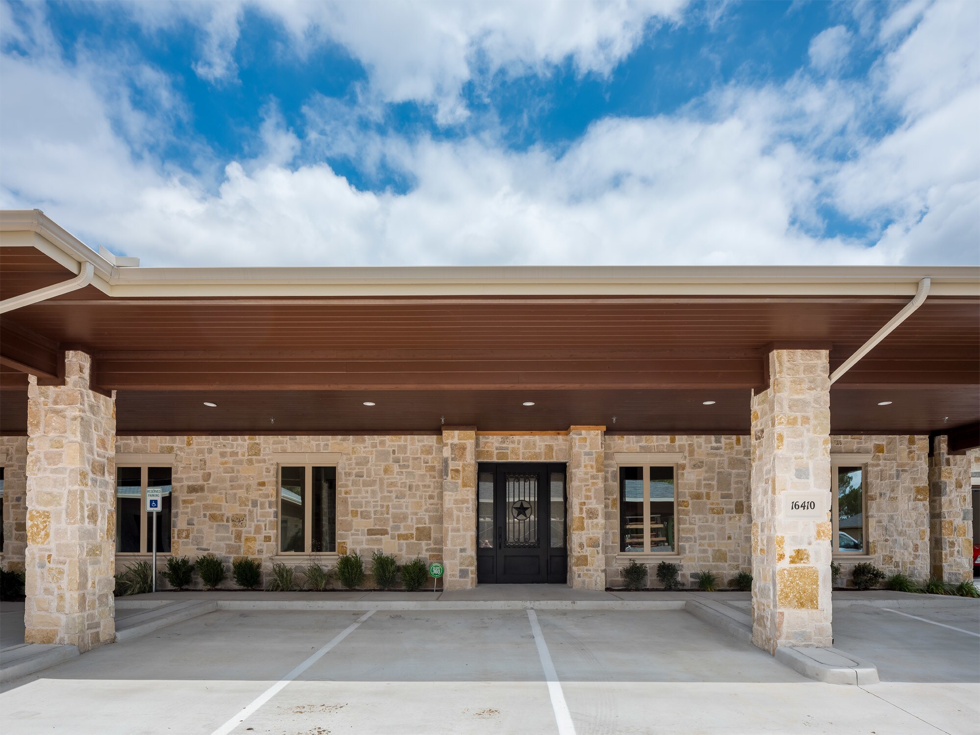 16410 Addison Rd, Addison, TX à louer Photo du bâtiment- Image 1 de 9