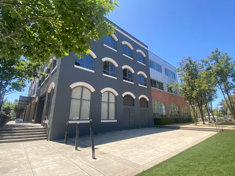 101 2nd St, Petaluma, CA à louer - Photo du bâtiment - Image 3 de 9