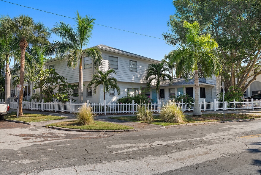 Downtown St. Pete 14 Apartments + House portfolio of 3 properties for sale on LoopNet.ca - Building Photo - Image 3 of 26