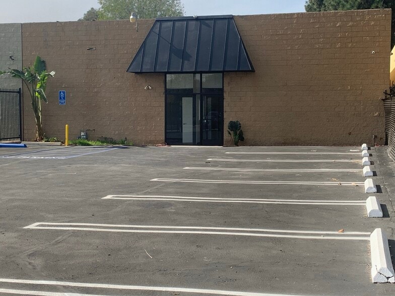 8611 Canoga Ave, Canoga Park, CA à louer - Photo du bâtiment - Image 2 de 11