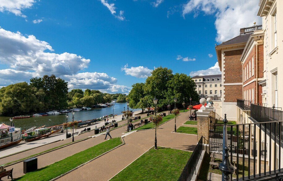 4 Heron Sq, Richmond à louer - Photo du bâtiment - Image 3 de 7