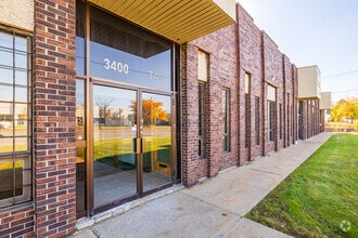 1420-1490 Rue Beaulac, Saint-Laurent, QC à louer Photo du bâtiment- Image 1 de 5